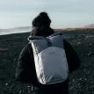 en modell bär en Osprey Arcane Roll Top vardagsväska (unisex)