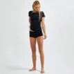 en modell bär ett par Craft Core Dry Boxer trosor (dam)