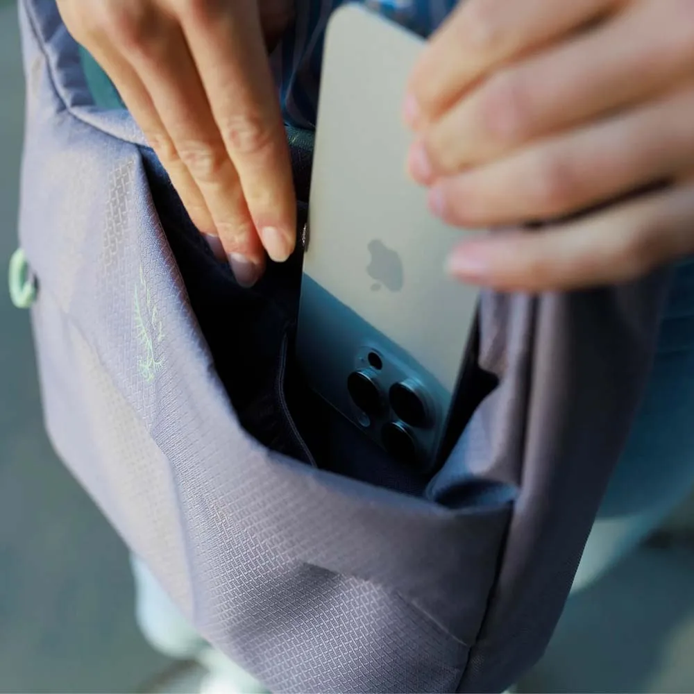 telefonfack på en Osprey Daylite Crossbody Pouch axelväska (unisex)