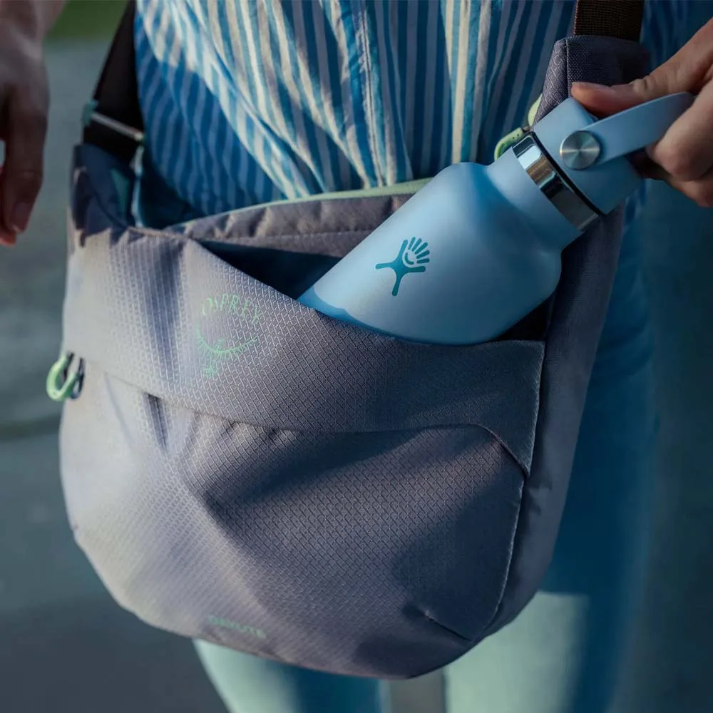 en person använder vattenflaska i en Osprey Daylite Crossbody Pouch axelväska (unisex)