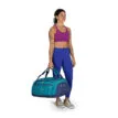 en modell bär Osprey Daylite Duffel 60 L bag (unisex)