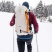 Osprey Firn 28 skidryggsäck (unisex) på en modell med utrustning