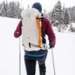 Osprey Firn 28 skidryggsäck (unisex) på en modell med utrustning