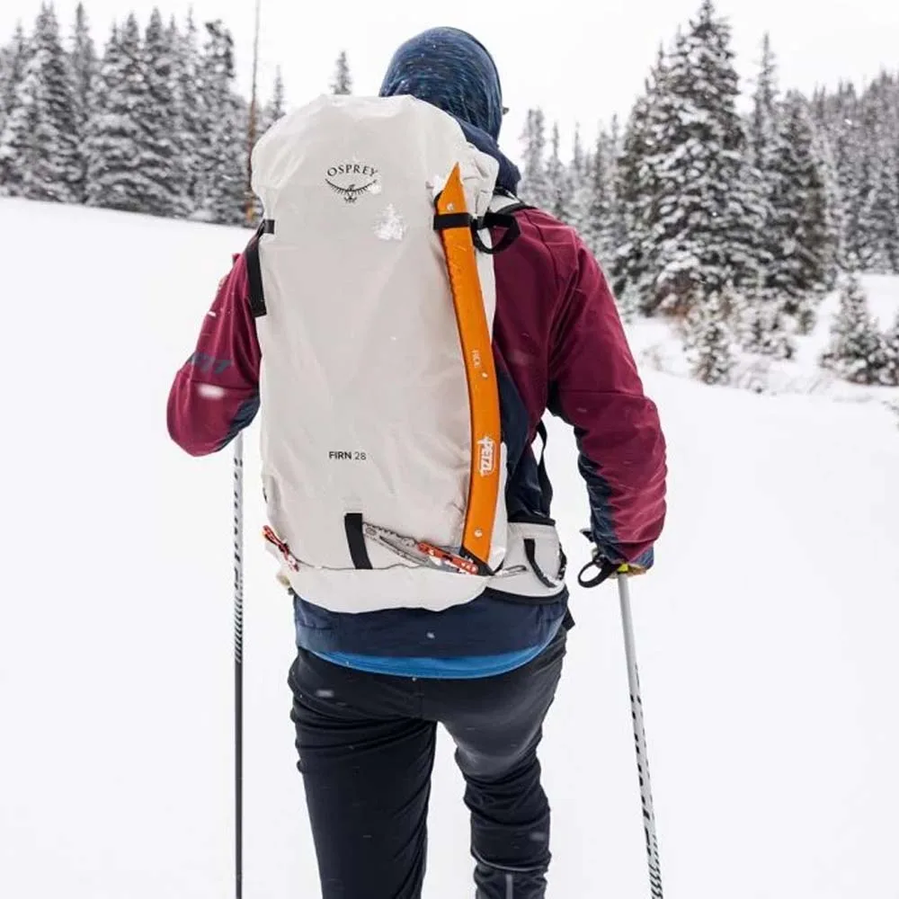Osprey Firn 28 skidryggsäck (unisex) på en modell med utrustning