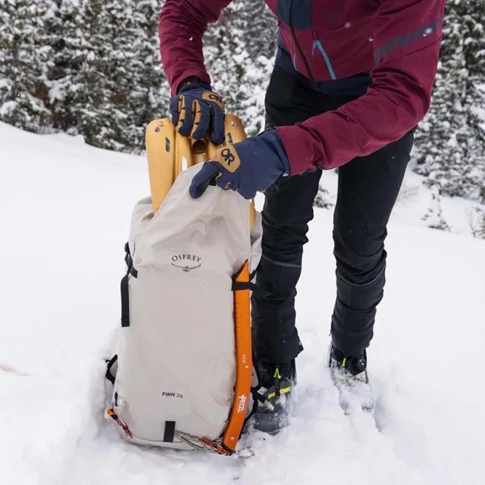 en modell använder Osprey Firn 28 skidryggsäck (unisex)
