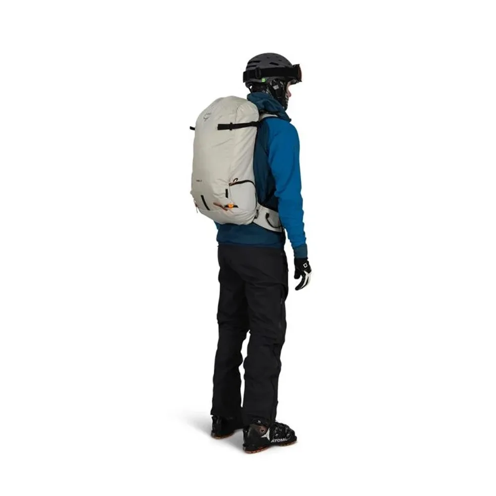 en modell bär Osprey Firn 28 skidryggsäck (unisex)