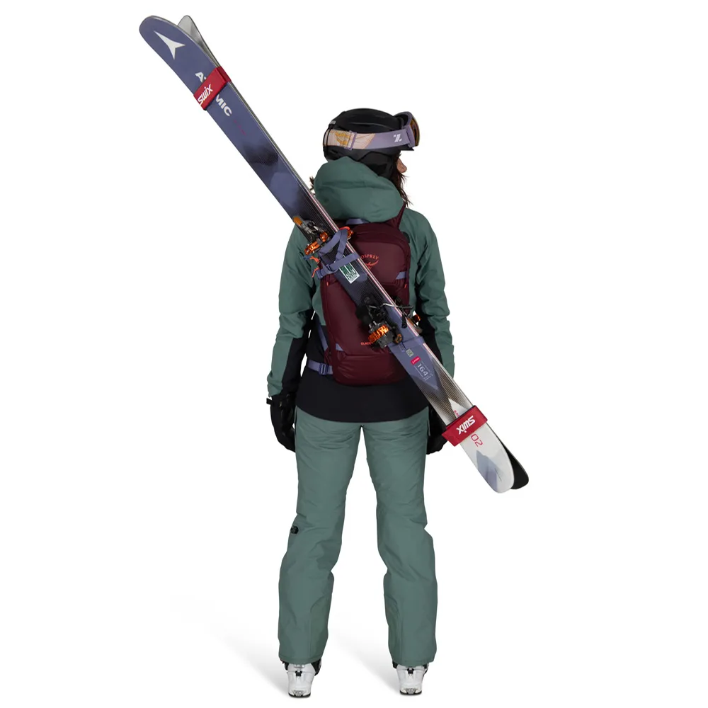 Osprey Glade 12 skidryggsäck (unisex) med skidor på en modell