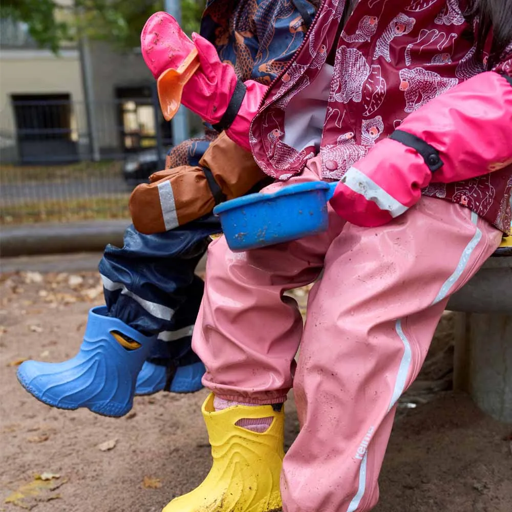 ett barn har på sig Reima Rain mittens Puro regnvantar (barn)