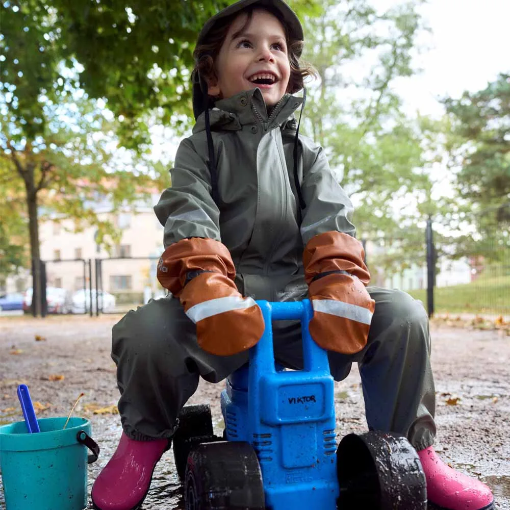 Reima Rain mittens Puro regnvantar (barn)på ett barn