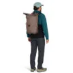Osprey Metron WP 25S ryggsäck (unisex)på en manlig modell