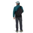 Osprey Metron Messenger 18 cykelväska (unisex) (2025)på en manlig modell
