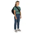 Osprey Metron Messenger 18 cykelväska (unisex) (2025) på en kvinnlig modell