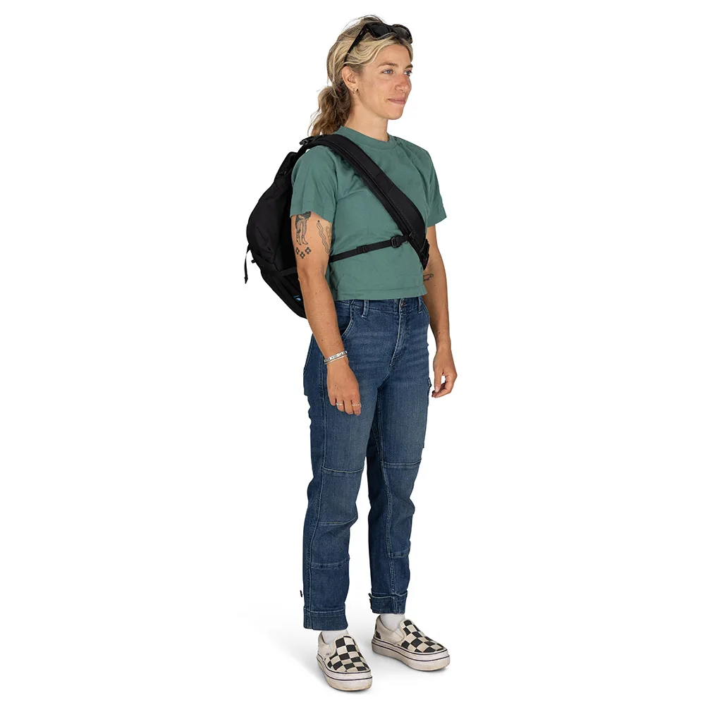 Osprey Metron Messenger 18 cykelväska (unisex) (2025) på en kvinnlig modell