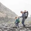 en person har på sig Osprey Poco 24L barnbärstol (unisex)