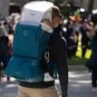 en man har på sig Osprey Poco SLT 22L bärstol (unisex)