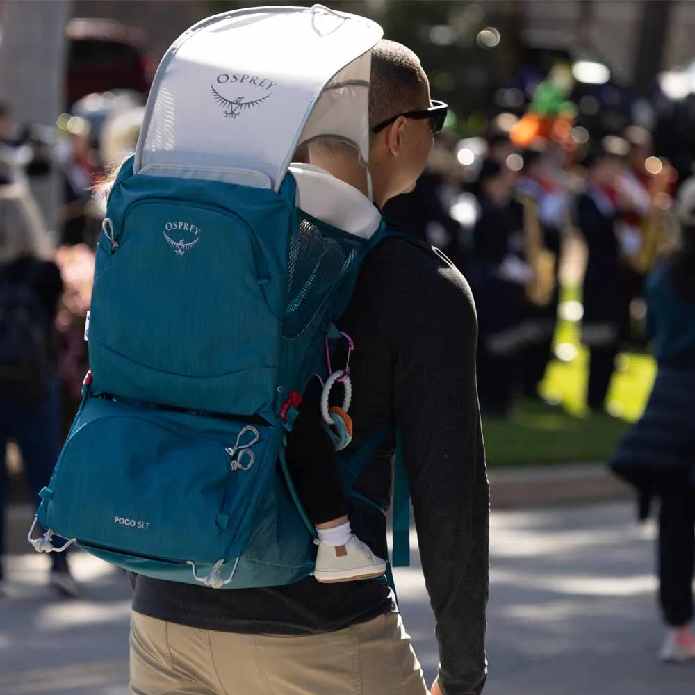 en man har på sig Osprey Poco SLT 22L bärstol (unisex)