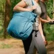 Osprey Poco™ Changing Tote skötväska (unisex) på en modell