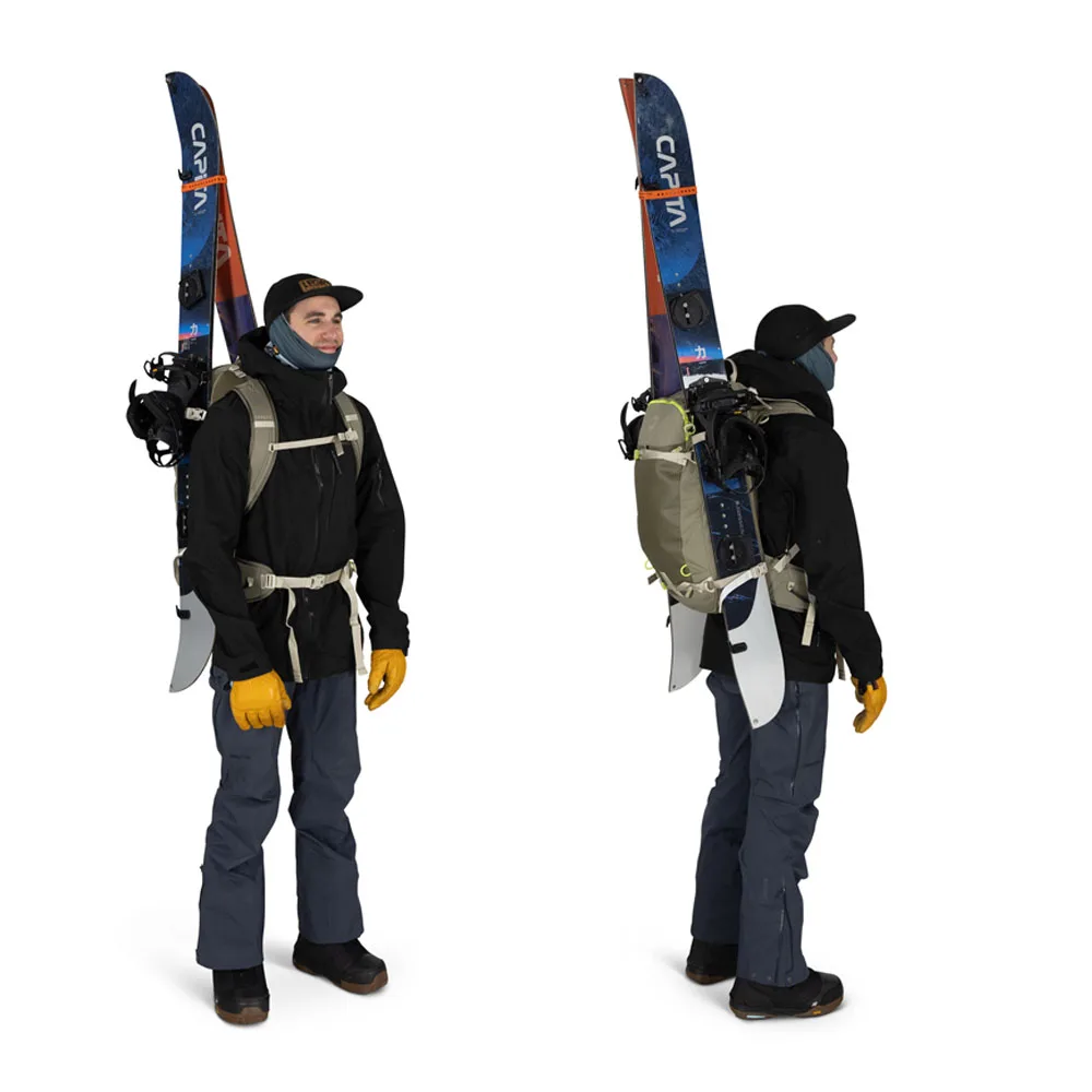 skidor på en Osprey Soelden 32 skidryggsäck (unisex)