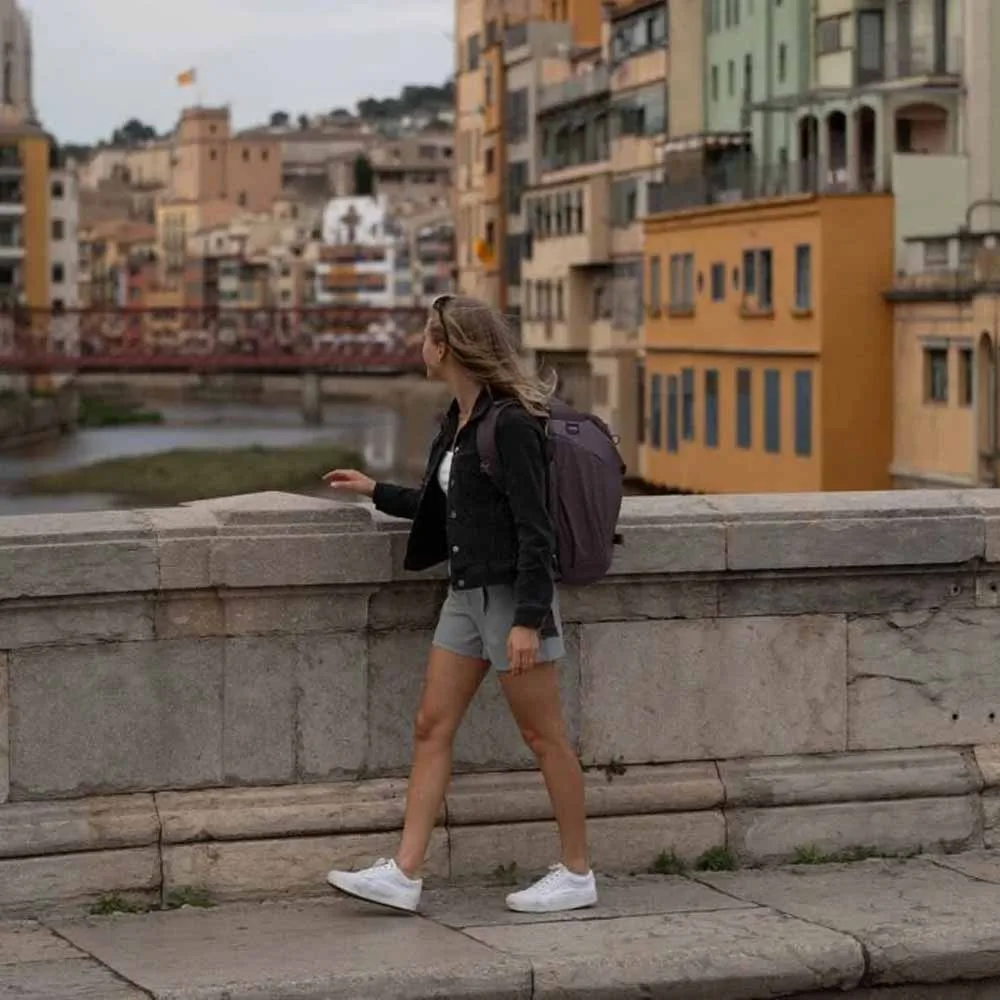 en modell bär Osprey Sojourn Porter Travel Pack 30L reseryggsäck (unisex)