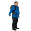 en modell bär Osprey Talon 22L Extended Fit dagsryggsäck (herr)