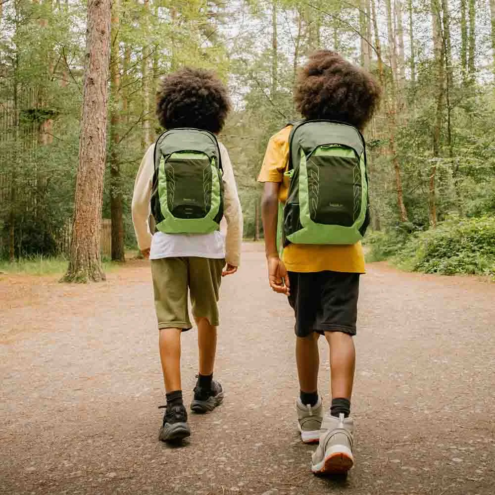 två barn har på sig Osprey Talon Jr 11L dagsryggsäck (barn)