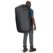 Osprey Transporter Duffel 150L (unisex)på en mans rygg