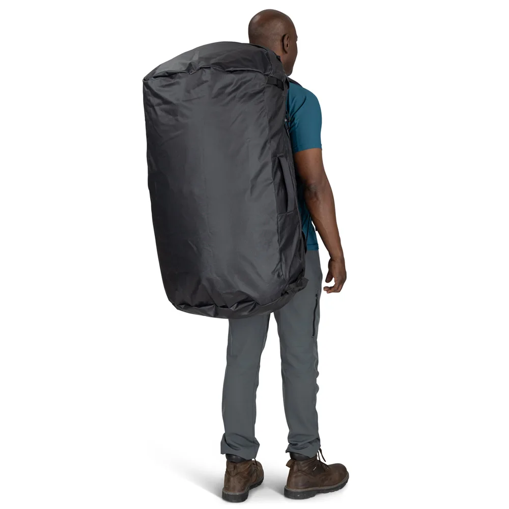 Osprey Transporter Duffel 150L (unisex)på en mans rygg
