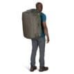 en man bär Osprey Transporter Duffel 95L (unisex) på ryggen