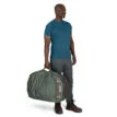 en manlig modell håller Osprey Transporter Duffel 95L (unisex)
