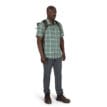 en man bär Osprey Transporter Roll Top 30L ryggsäck (unisex)