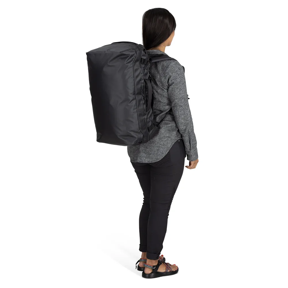 en modell har Osprey Transporter Squffel 44L resväska (unisex) på ryggen
