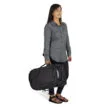 en modell bär Osprey Transporter Squffel 44L resväska (unisex) som en väska