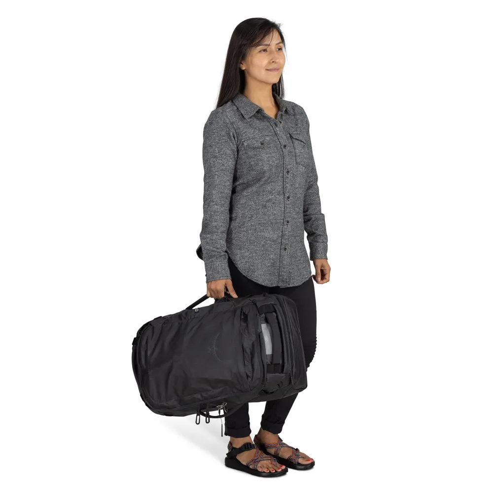 en modell bär Osprey Transporter Squffel 44L resväska (unisex) som en väska