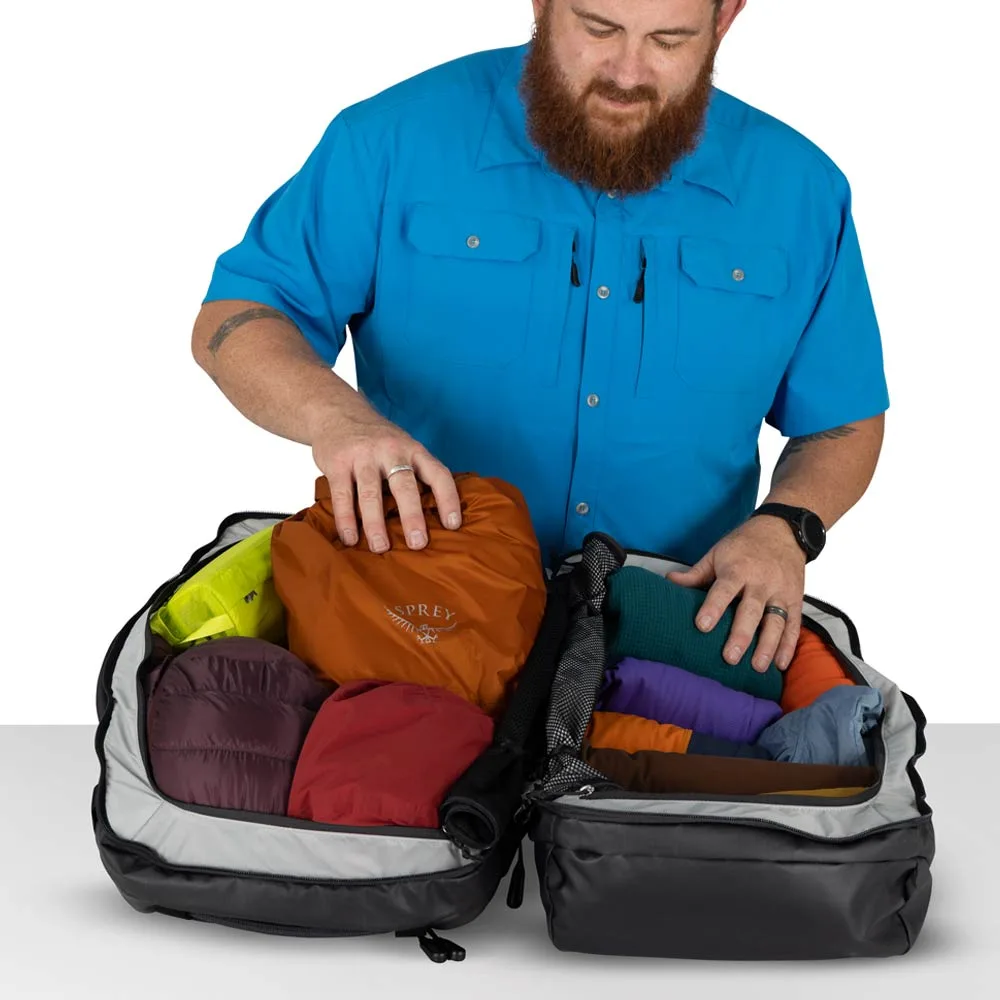 en person packar en Osprey Transporter Squffel 44L resväska (unisex)