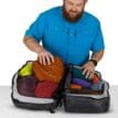 en öppnad Osprey Transporter Squffel 70L resväska (unisex)