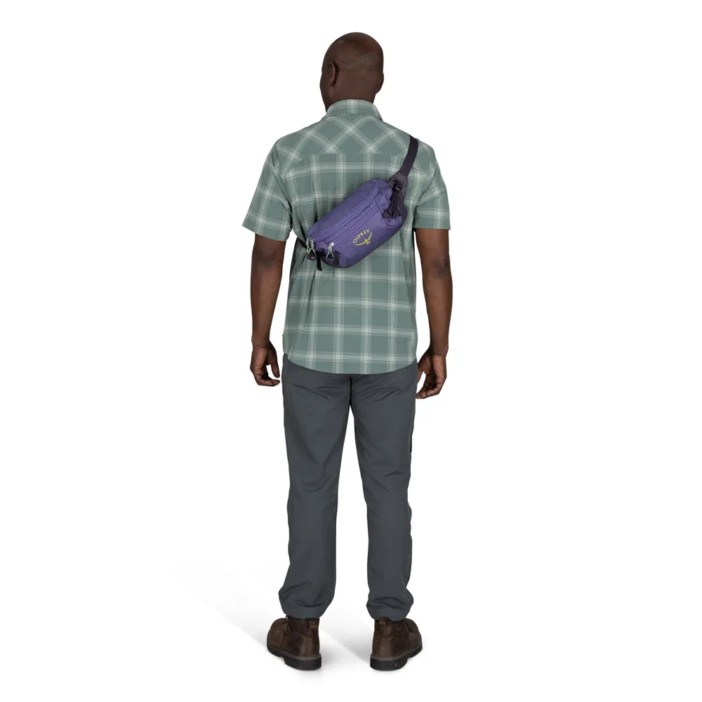 Osprey Transporter Waist Pack midjeväska (unisex) på ryggen av en modell