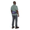 en modell bär Osprey Transporter Waist Pack midjeväska (unisex)
