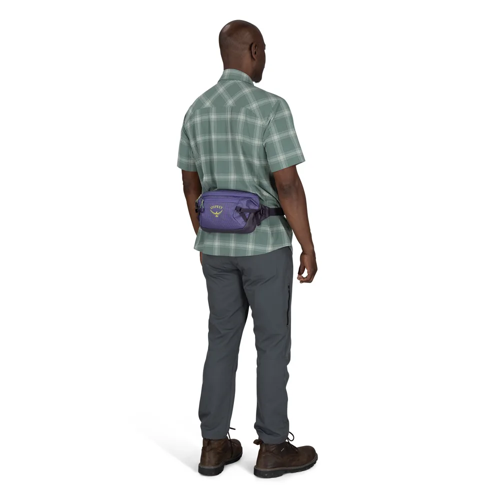 en modell bär Osprey Transporter Waist Pack midjeväska (unisex)