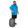 en manlig modell använder Osprey Transporter Wheeled Duffel 40L resväska (unisex)