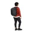 en modell bär Osprey Transporter Zinch datorryggsäck (unisex)