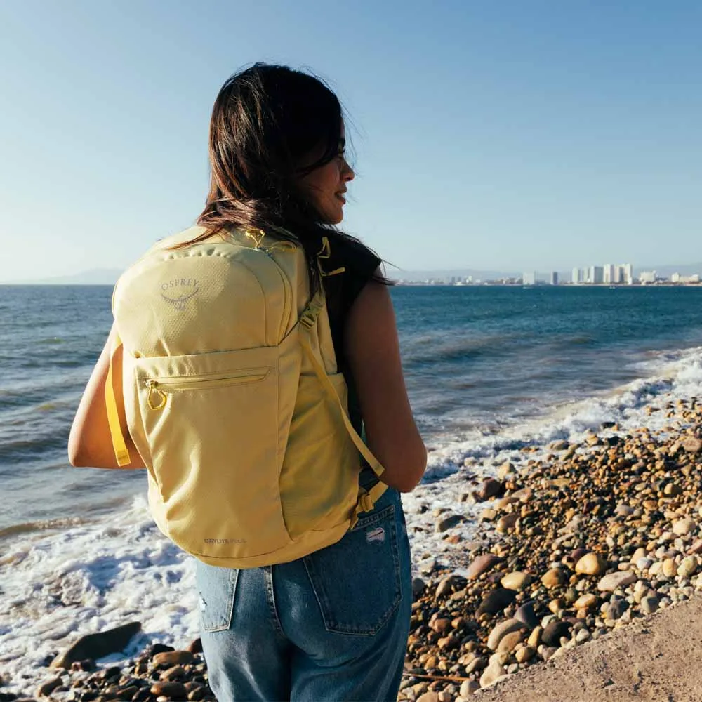 Osprey Daylite Plus Earth 20 L ryggsäck unisexpå en person