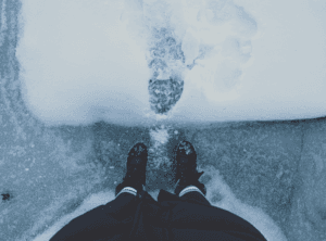 Person med kängor som står på is