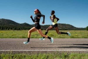 Två personer som springer