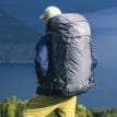 en modell bär en Bergans Trollhetta V5 95L ryggsäck (unisex)