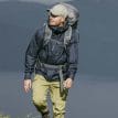 Bergans Trollhetta V5 95L ryggsäck (unisex) på en modell- framifrån på en manlig modell