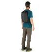 Man som bär Osprey Daylite Cinch 15 L ryggsäck