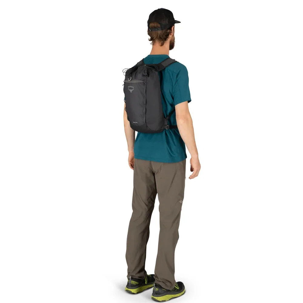 Man som bär Osprey Daylite Cinch 15 L ryggsäck