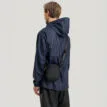 en Tretorn Crosspack axelväska (unisex) på en modell