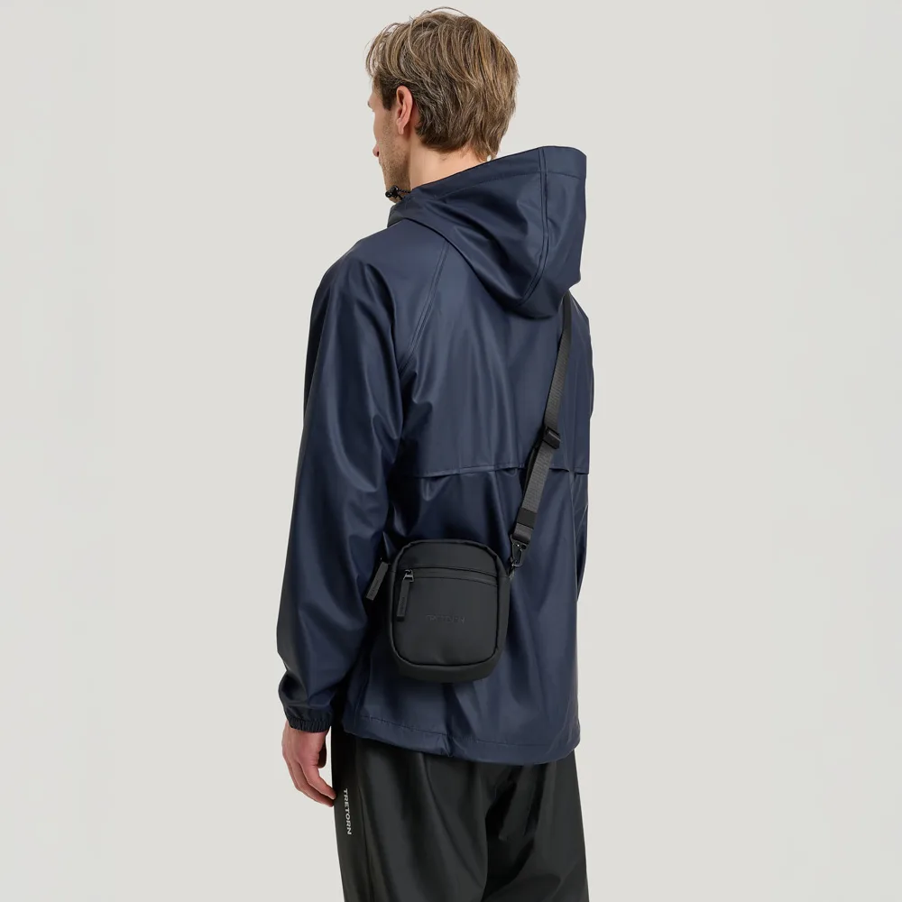 en Tretorn Crosspack axelväska (unisex) på en modell