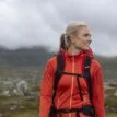 en modell bär Bergans Helium V5 55L ryggsäck (dam)